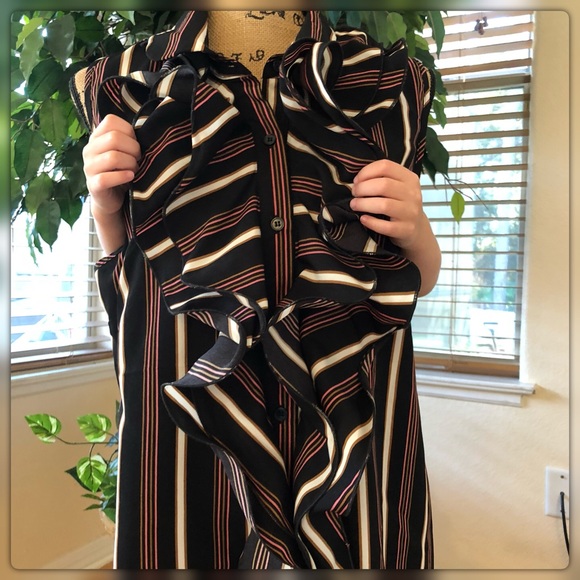 🌟 Plus Size Ruffle Front Top - Picture 8 of 11